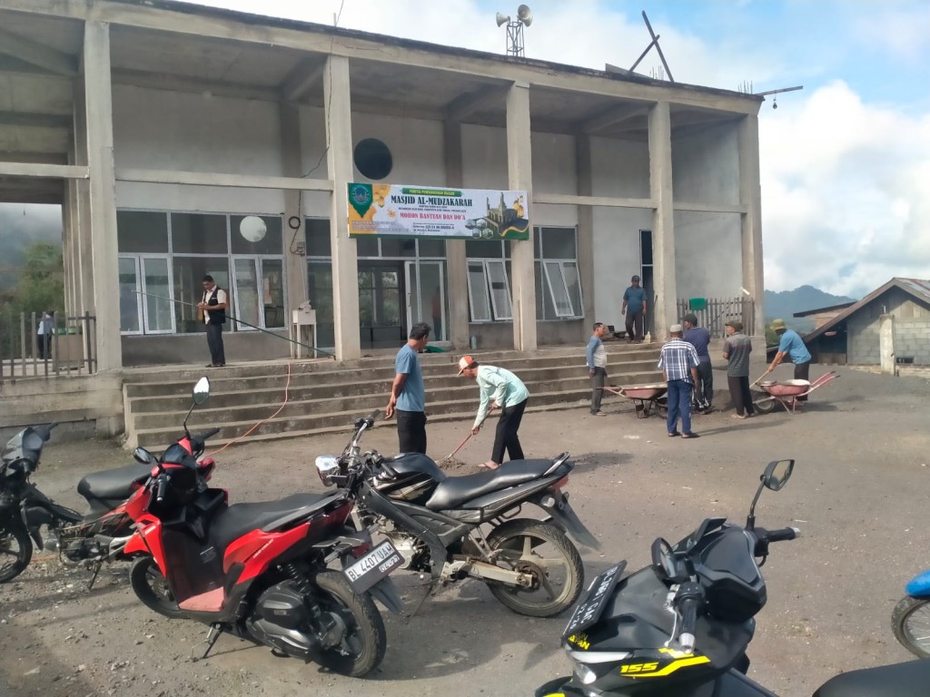 Berikut ini adalah dokumentasi saat pembangunan Masjid Al-Mudzakarah di desa Burni BIus Baru.